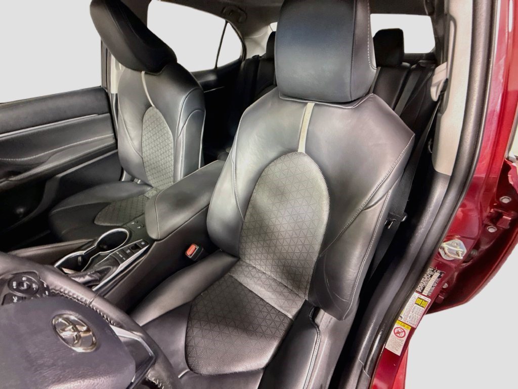 Used 2018 Wind Chill Pearl Toyota XSE V6 image 18