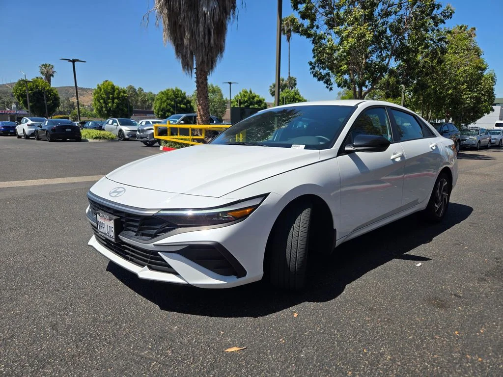 Used 2025 White Hyundai SEL Sport image 3
