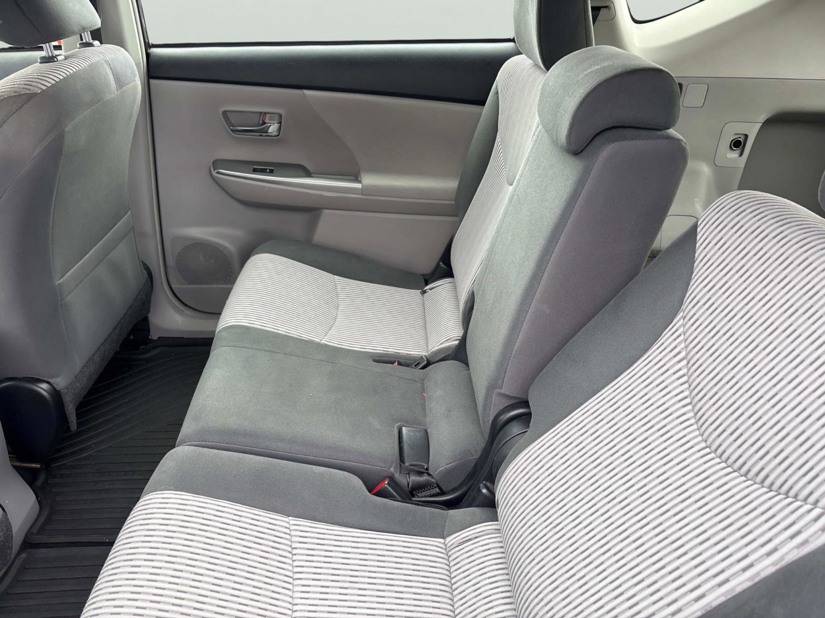 2016 Toyota Prius v Five - Photo 18