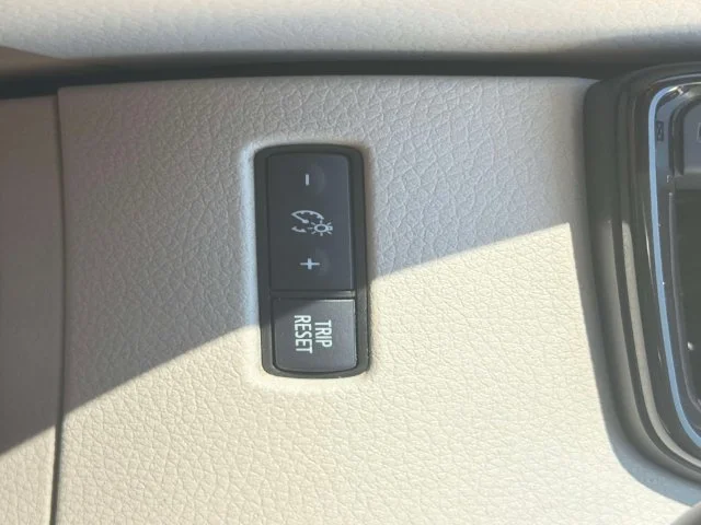 Used 2019 Silver Nissan SL image 31