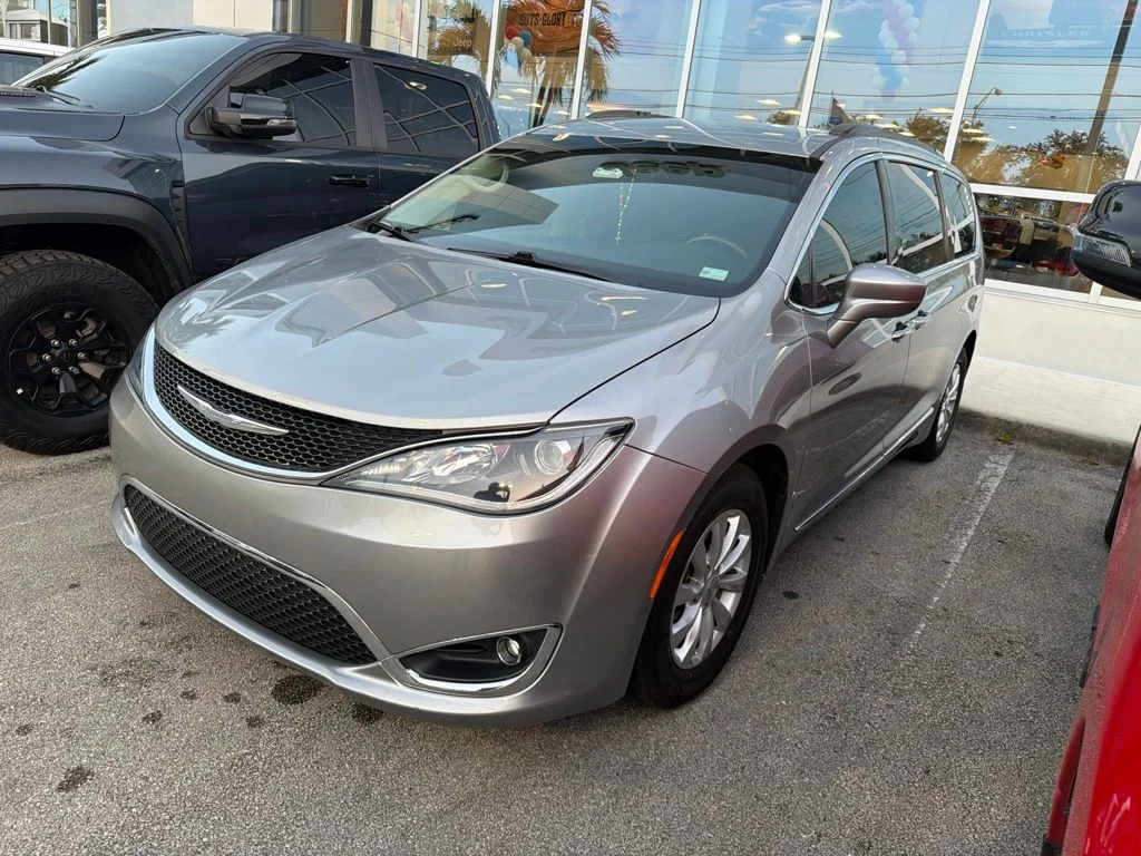 Used 2017 Billet Silver Metallic Clearcoat Chrysler Touring L image 3