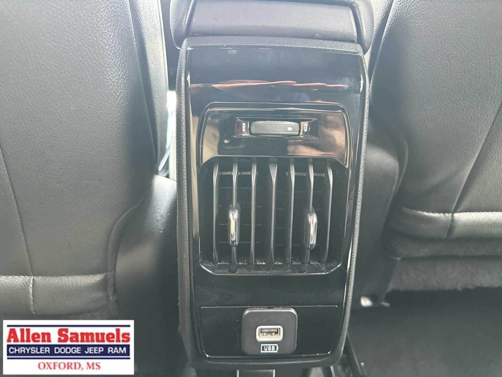 Used 2024 Sting-Gray Clearcoat Jeep Latitude image 32