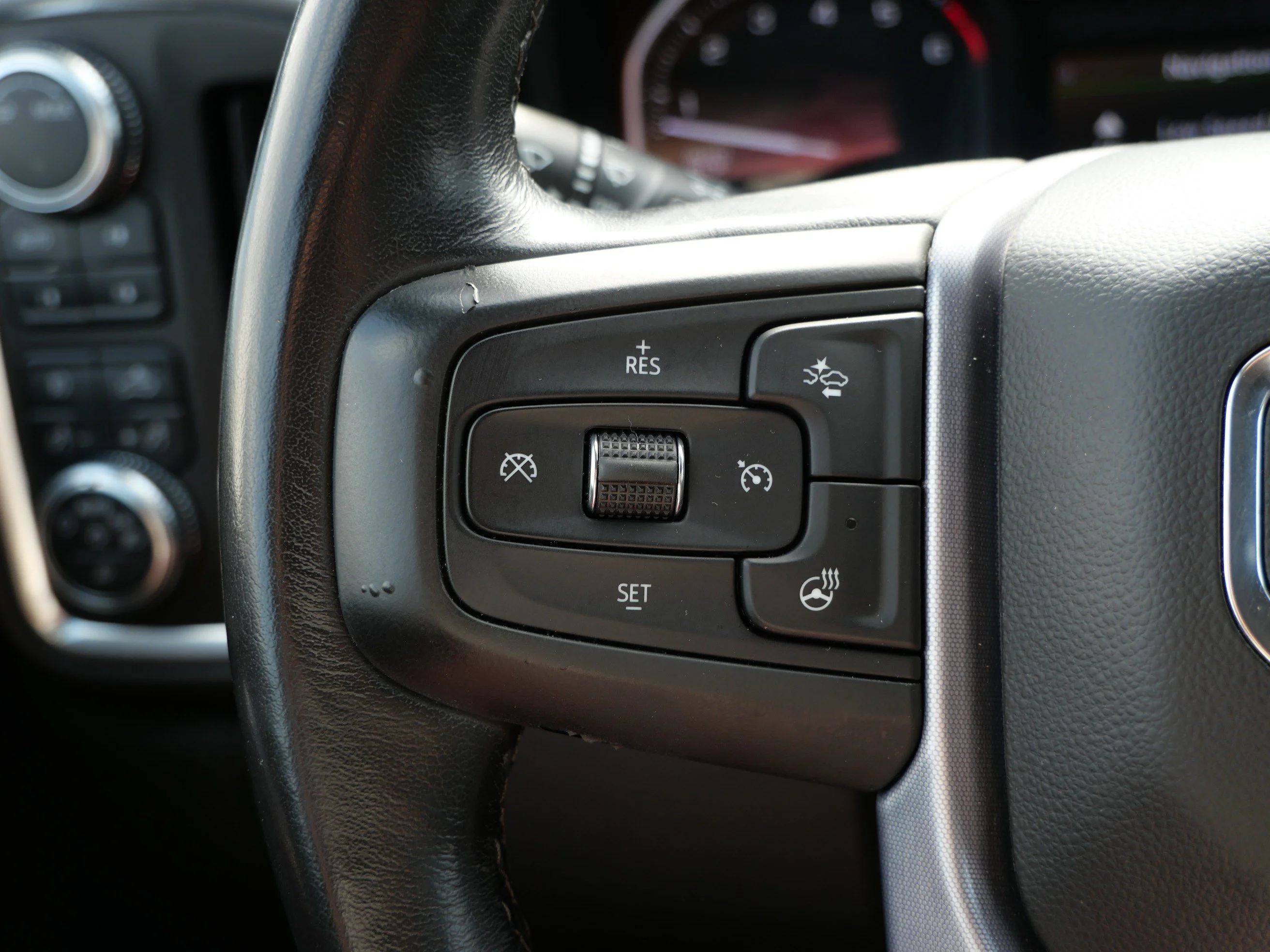Certified Used 2020 Carbon Black Metallic GMC SLT image 28