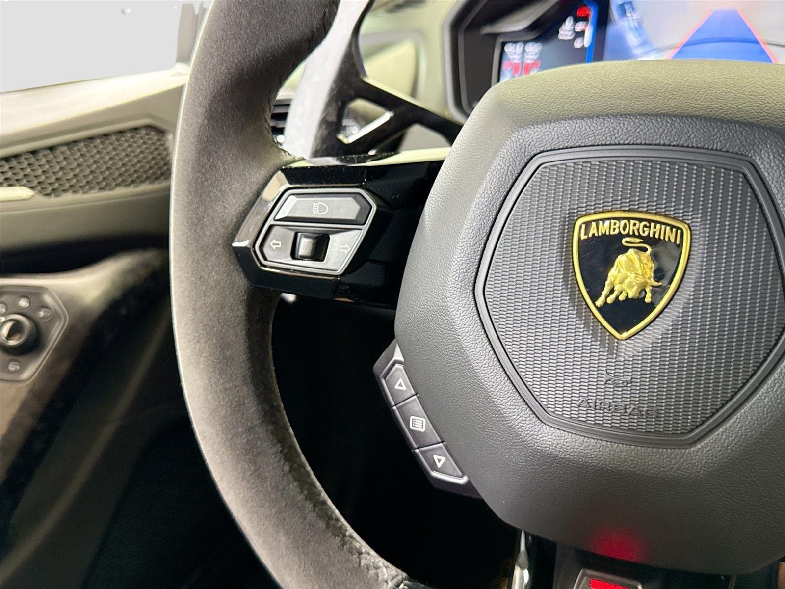 Used 2022 Bianco Canopus Lamborghini  image 25