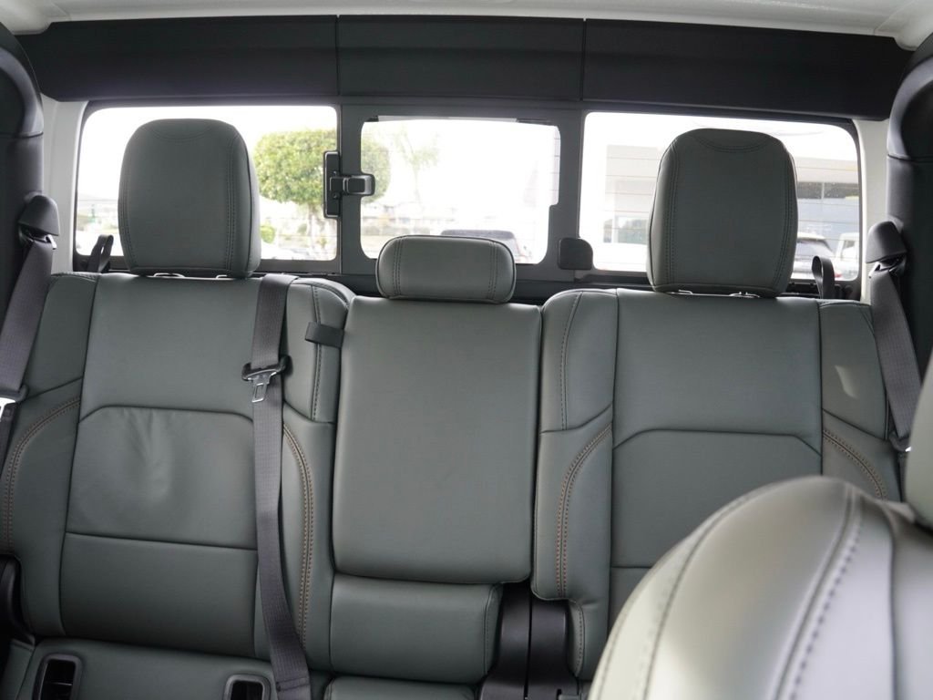 New 2026 Bright White Clear-Coat Exterior Paint Jeep Mojave image 27