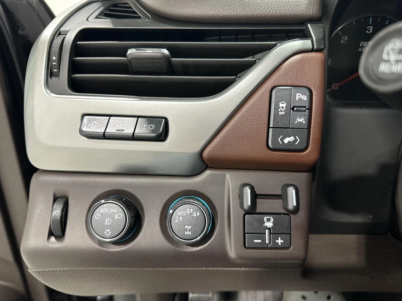 Used 2018 TUNGSTEN METALLIC Chevrolet Premier image 17