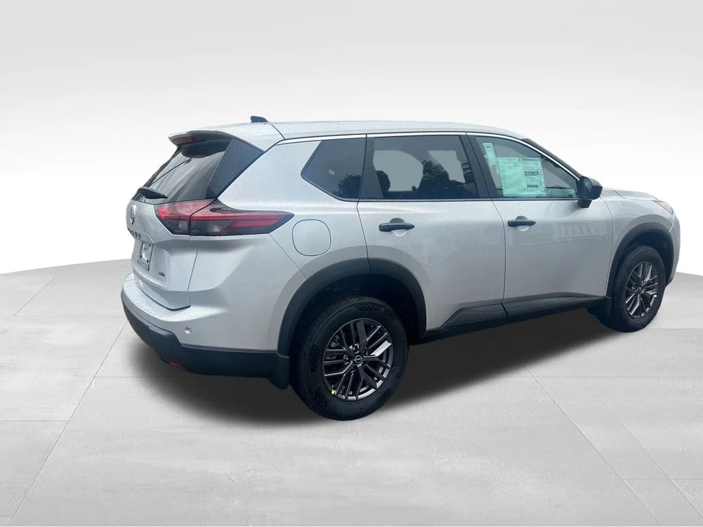Used 2025 Silver Nissan S image 5
