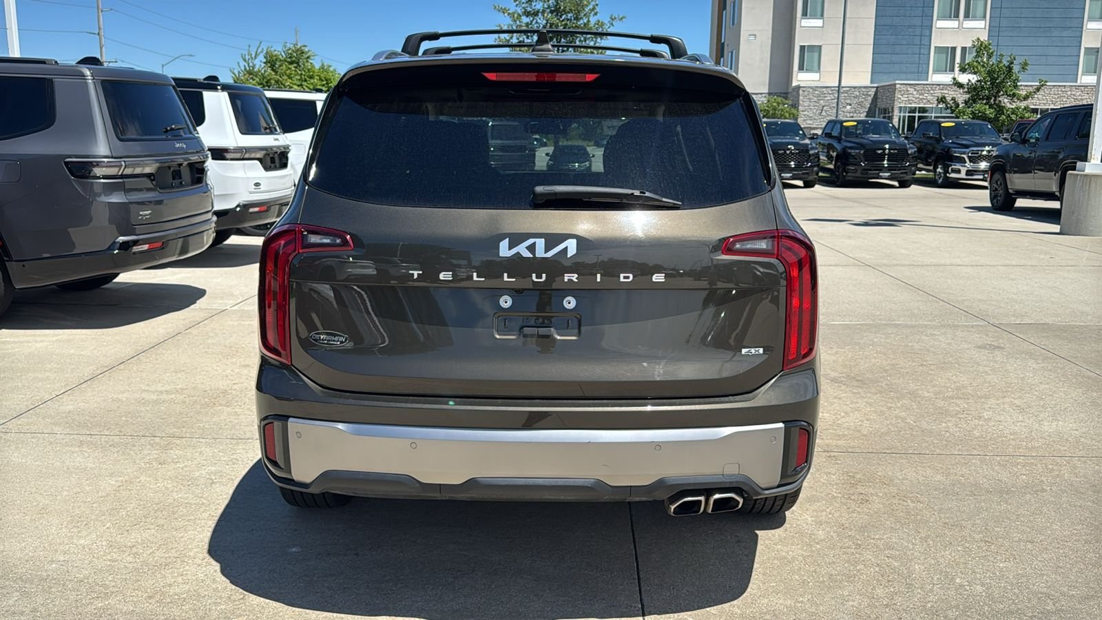 Used 2025 Green Kia S image 11