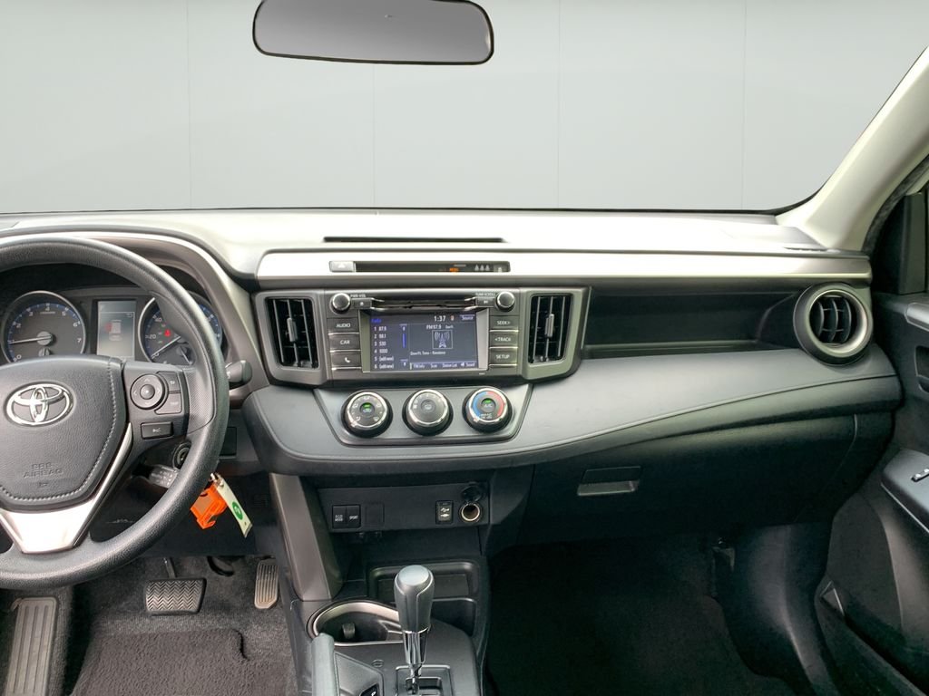 2017 Toyota RAV4 LE - Photo 19