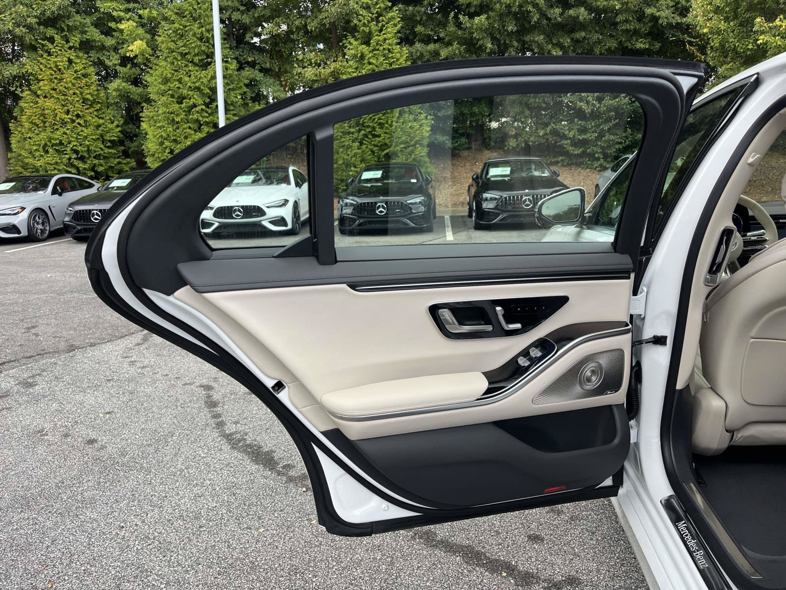 New 2027 MANUFAKTUR Moonlight White Metallic Mercedes-Benz S 500 4MATIC® Sedan image 36