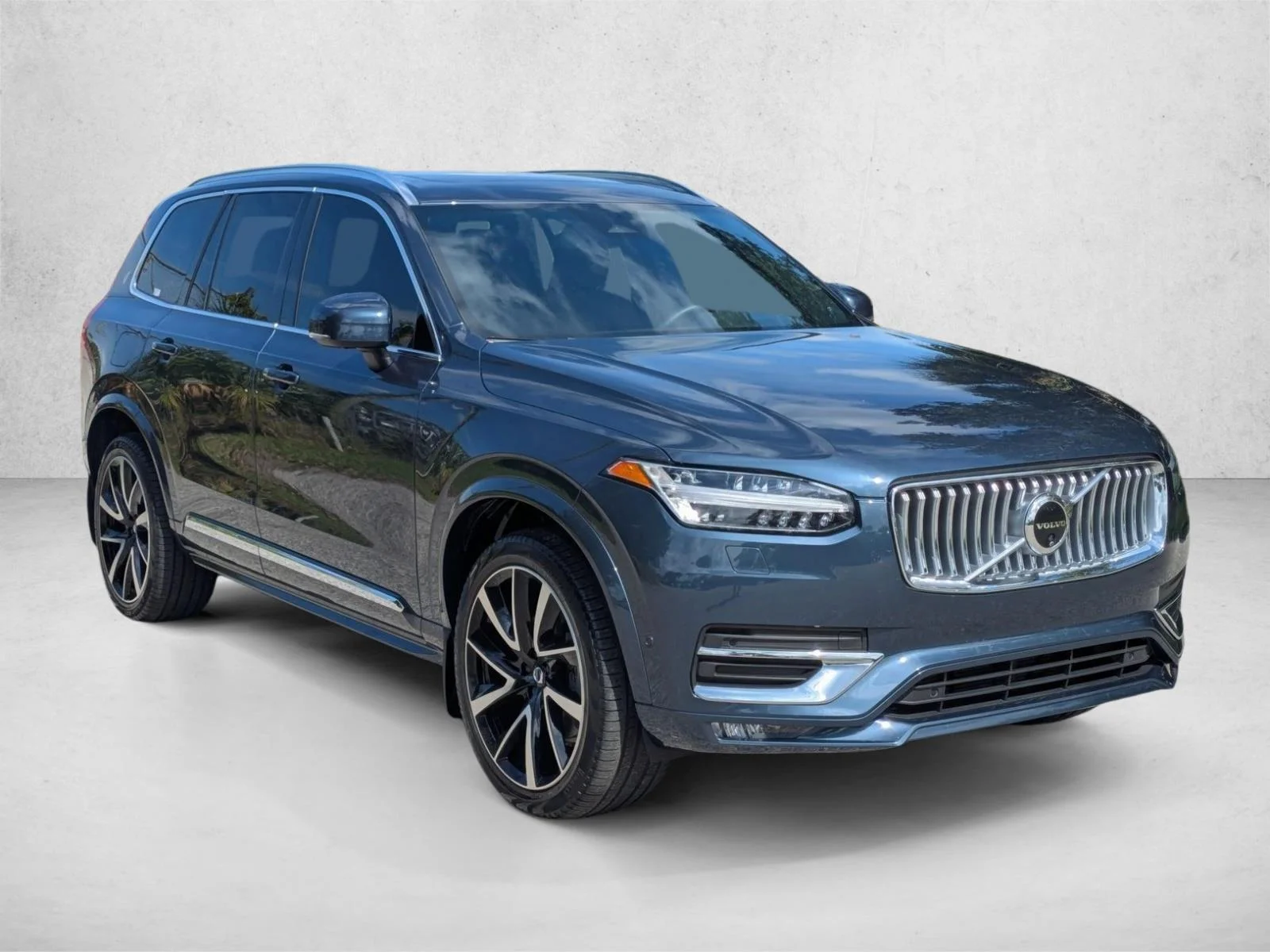 Used 2024 Denim Blue Metalli Volvo Plus Bright Theme image 3