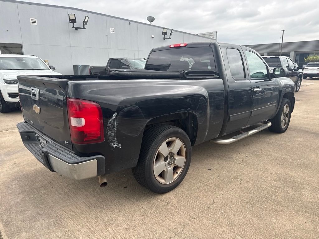Used 2009  Chevrolet Work Truck image 2
