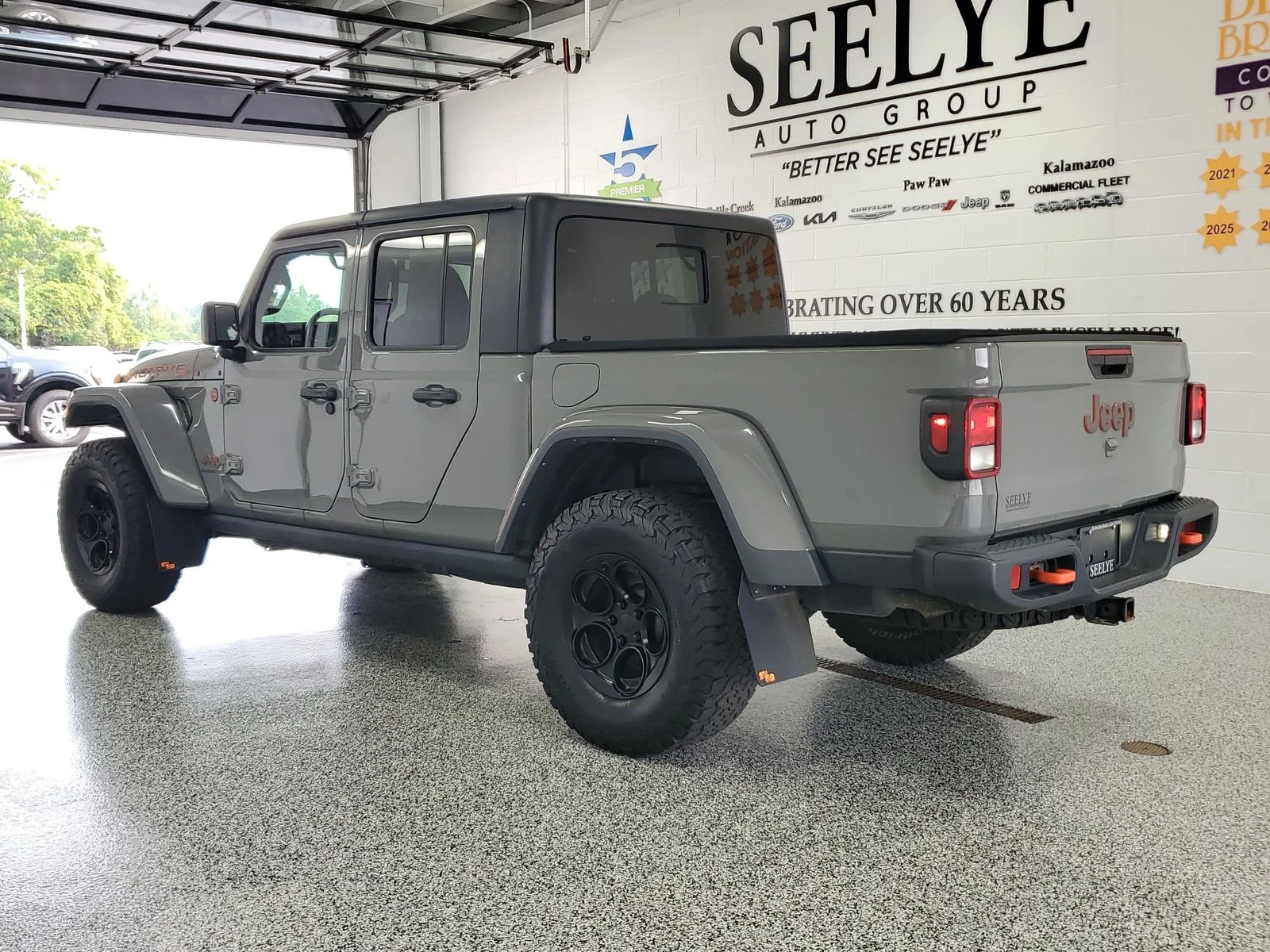 Used 2021 Gray Jeep Mojave image 3