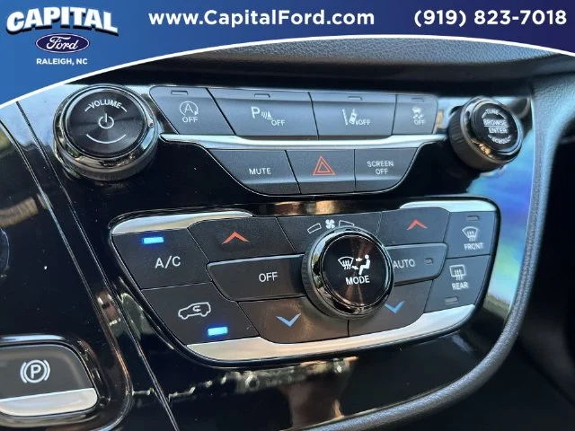 Used 2025 White Chrysler Select image 29