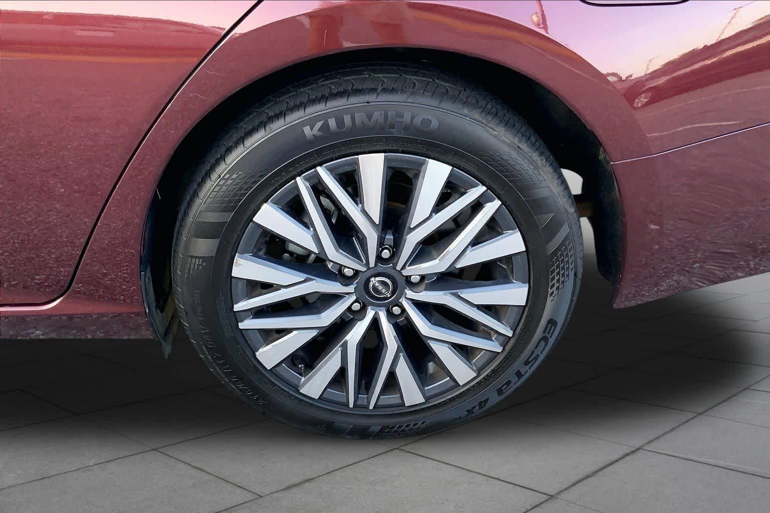 Used 2025 Garnet Pearl Metallic Nissan SV image 10