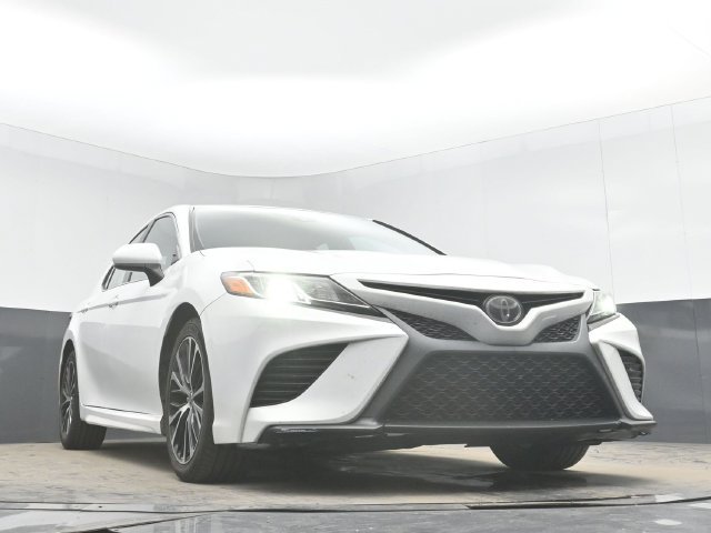 Used 2018 White Toyota SE image 26