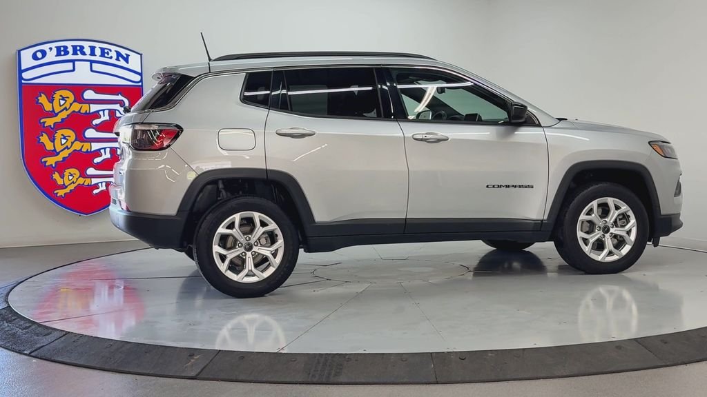 Used 2025 Silver Jeep Latitude image 4
