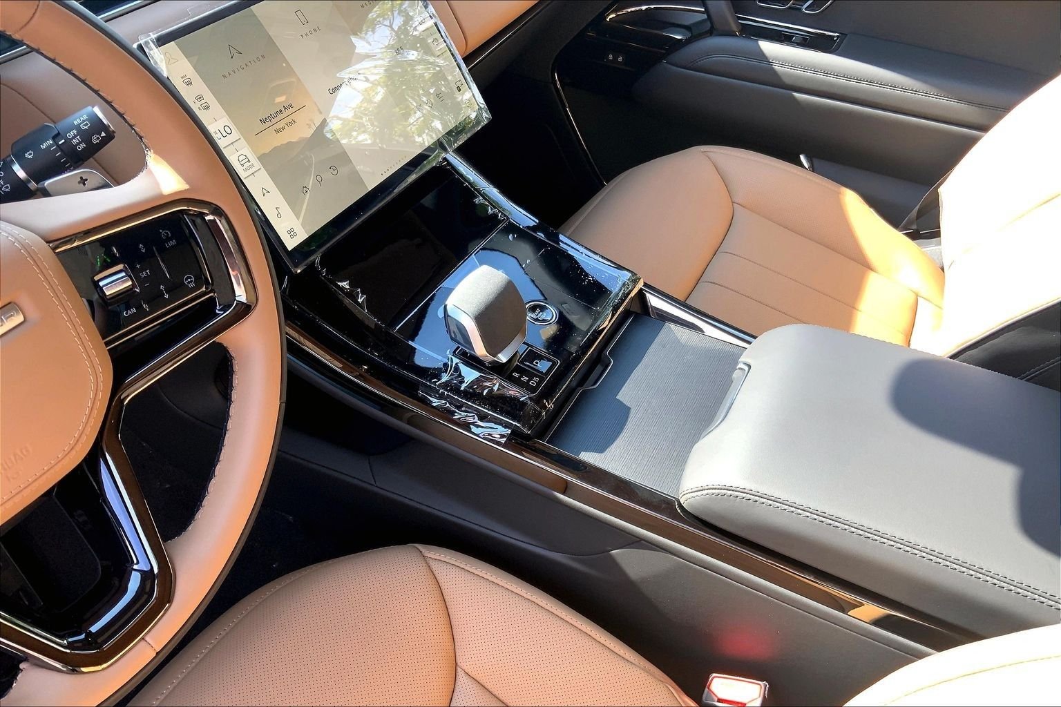 New 2026 Santorini Black Land Rover Dynamic SE image 7