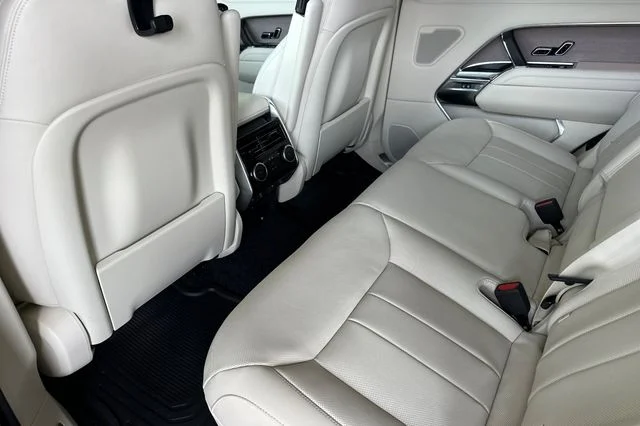 New 2026 Obsidian Black in Gloss Finish Land Rover SE image 11