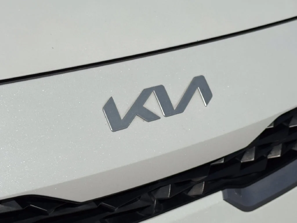 Used 2023 White Kia LXS image 24