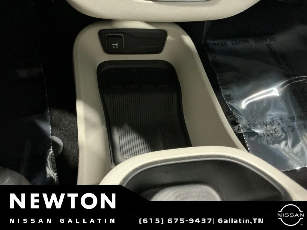 Used 2023 Bright White Clearcoat Chrysler Touring L image 23