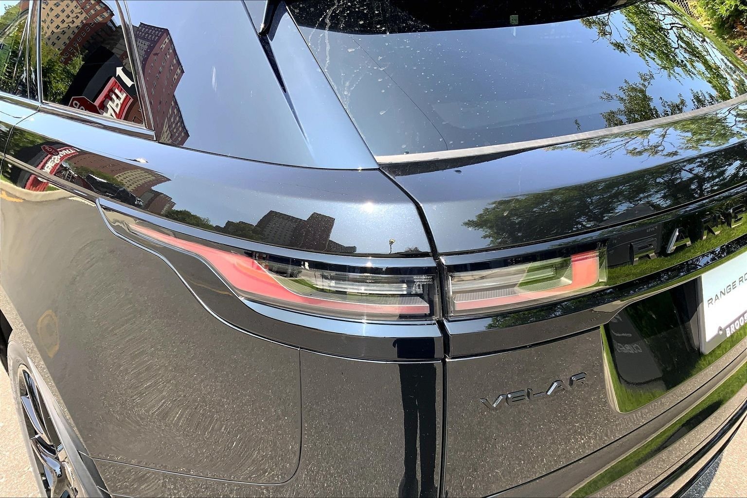 New 2026 Santorini Black Land Rover Dynamic SE image 14