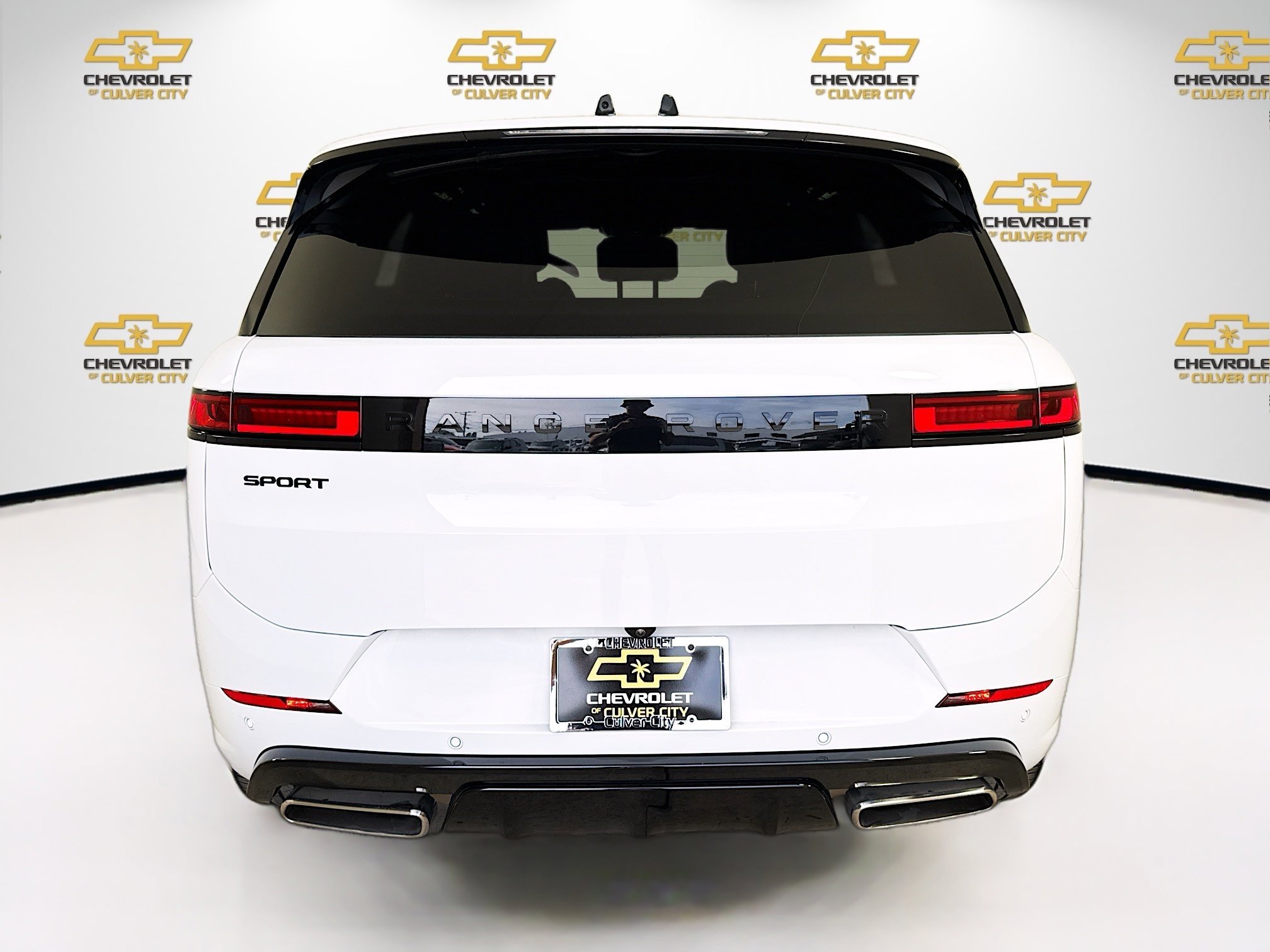 Used 2025 White Land Rover Dynamic SE image 6