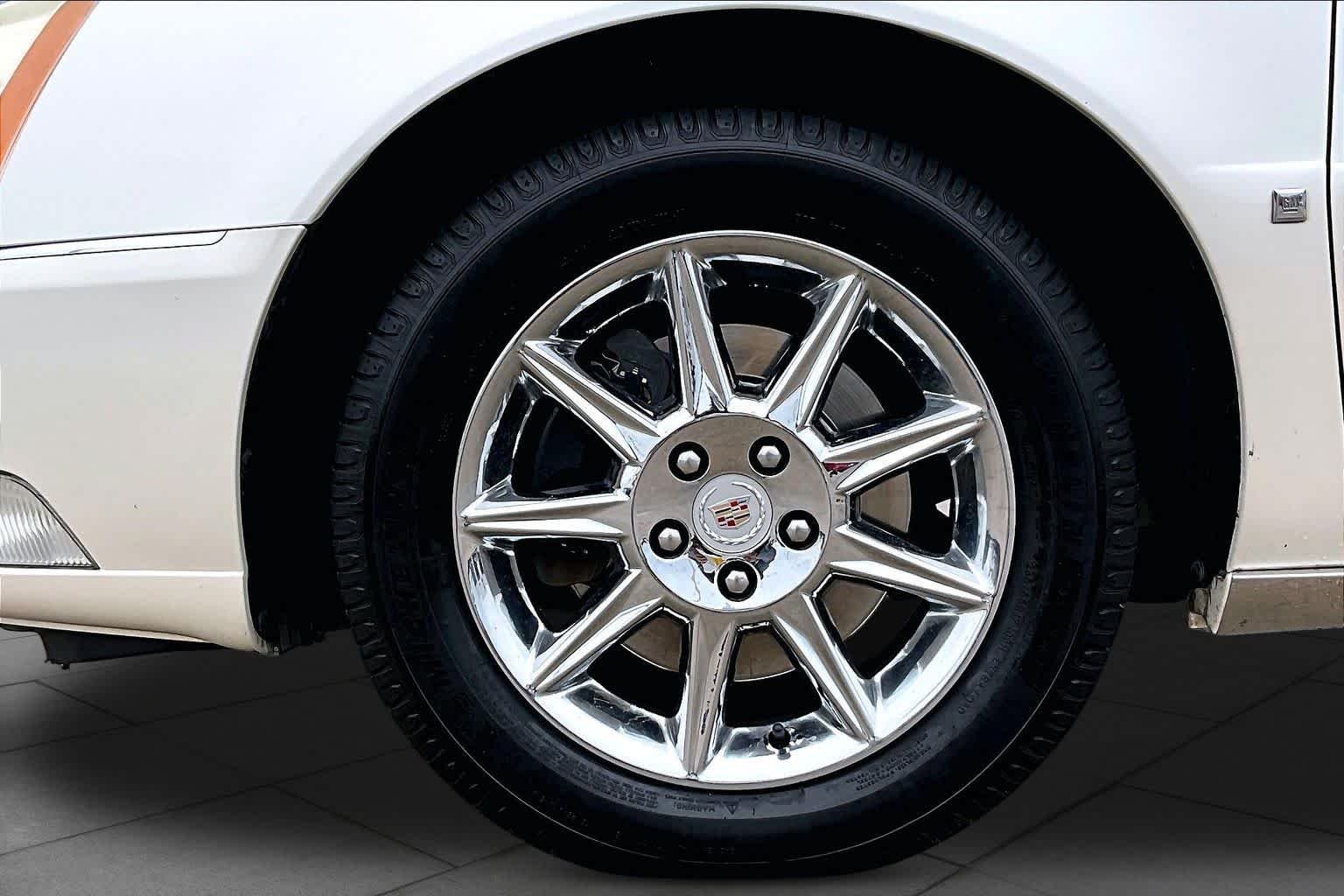 Used 2010 White Diamond Tricoat Cadillac w/1SC image 10