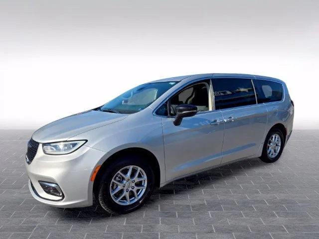 Used 2024 Silver Chrysler Touring L image 3
