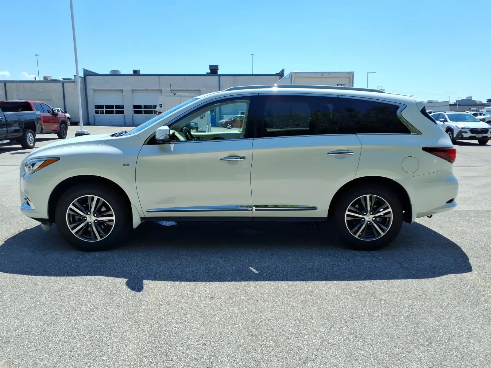 Used 2019 Majestic White INFINITI LUXE image 4