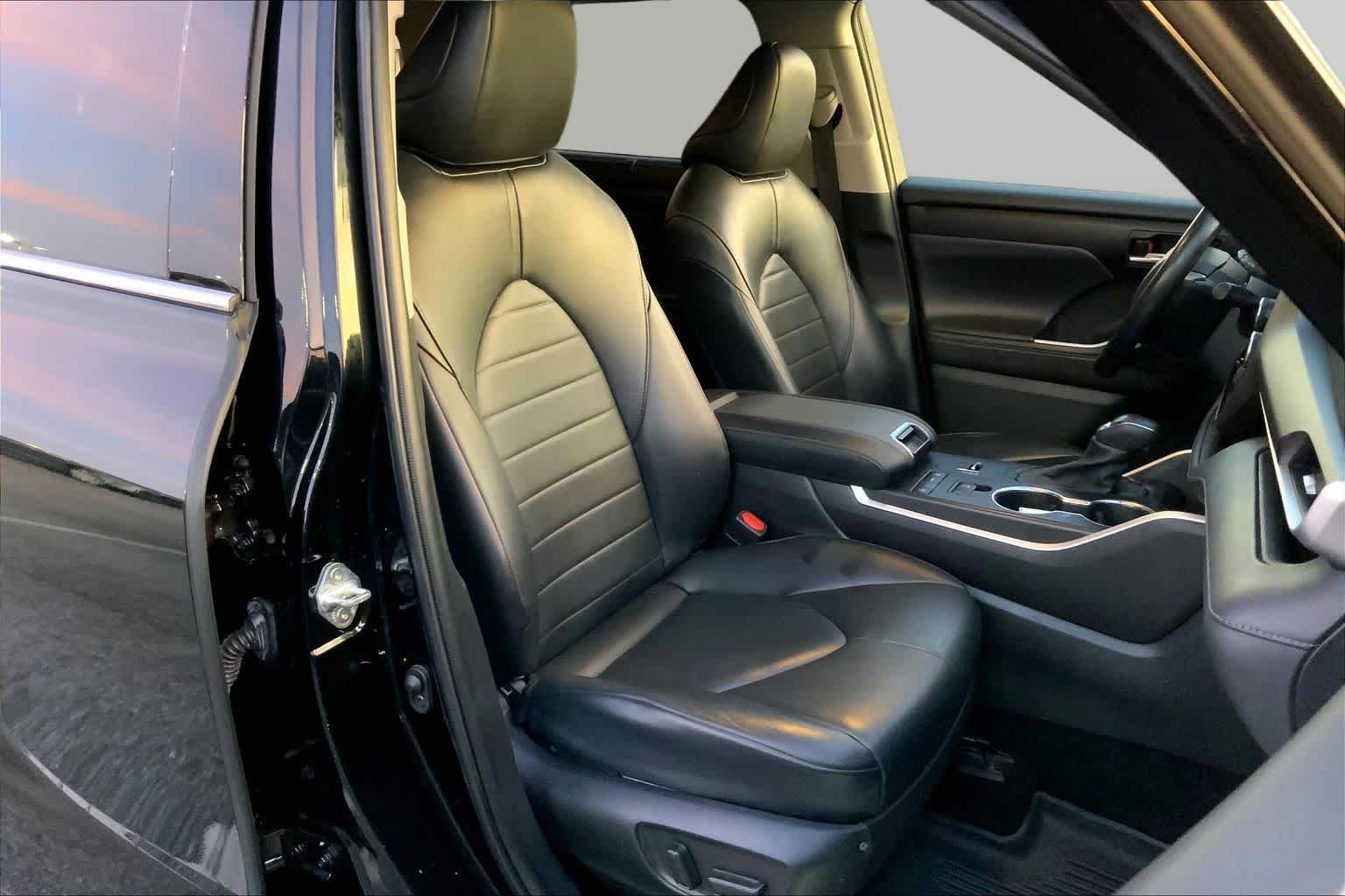 Used 2022 Midnight Black Metallic Toyota XLE image 8