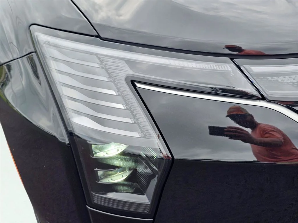 New 2027 Diamond Black Crystal Pearl-Coat Exterior Paint Chrysler Select image 4