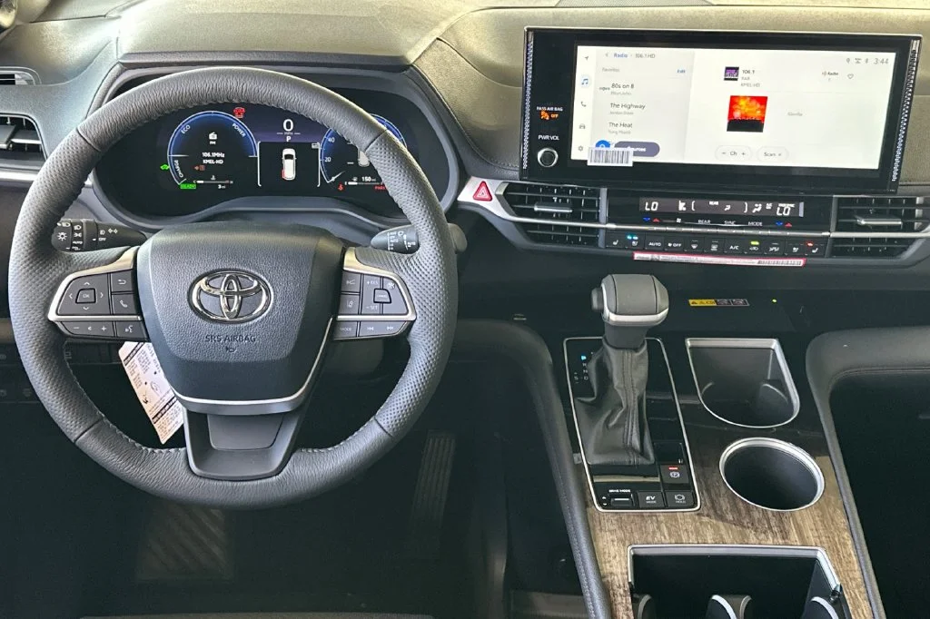 New 2026 Wind Chill Pearl <sup>1</sup> Toyota  Platinum image 16