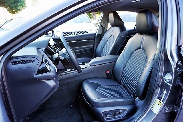 Used 2023  Toyota SE image 13