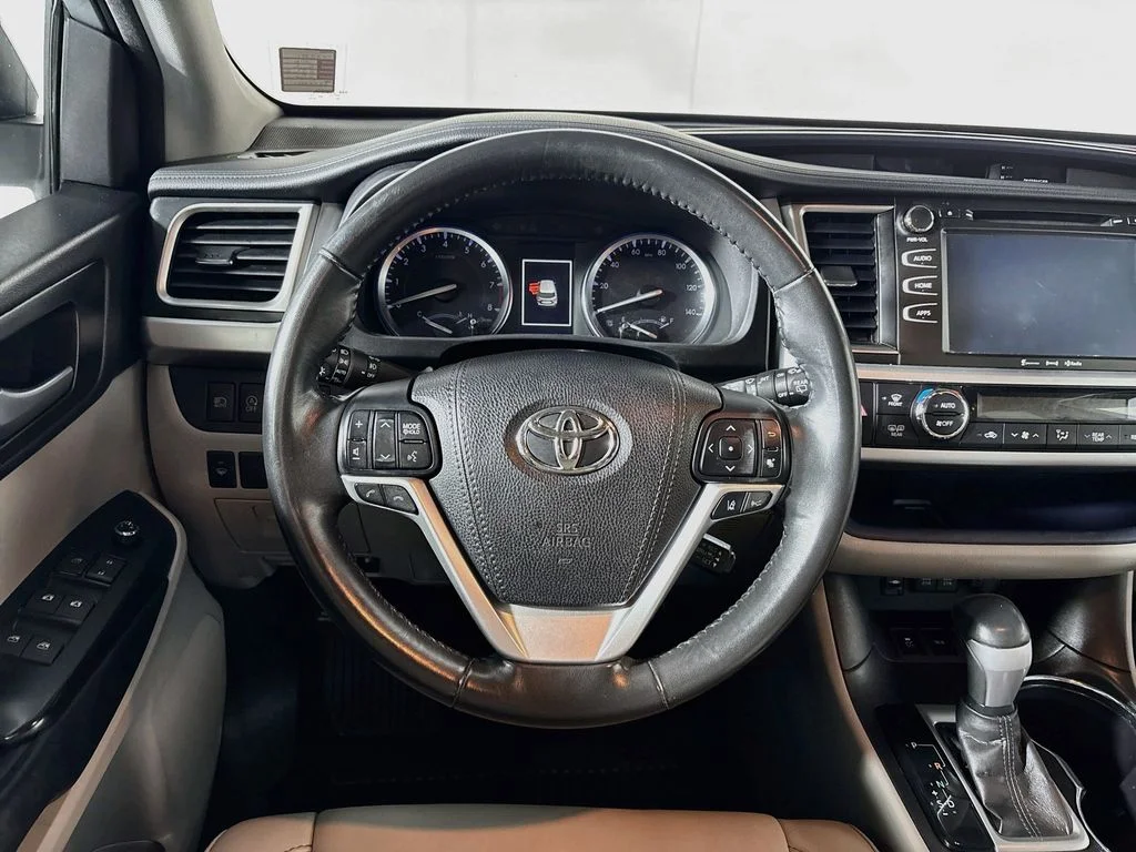 Used 2018 Silver Toyota XLE image 13
