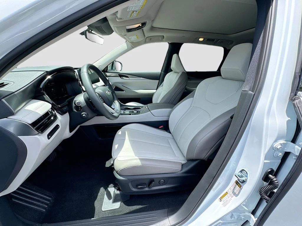 Certified Used 2026 White INFINITI LUXE image 22