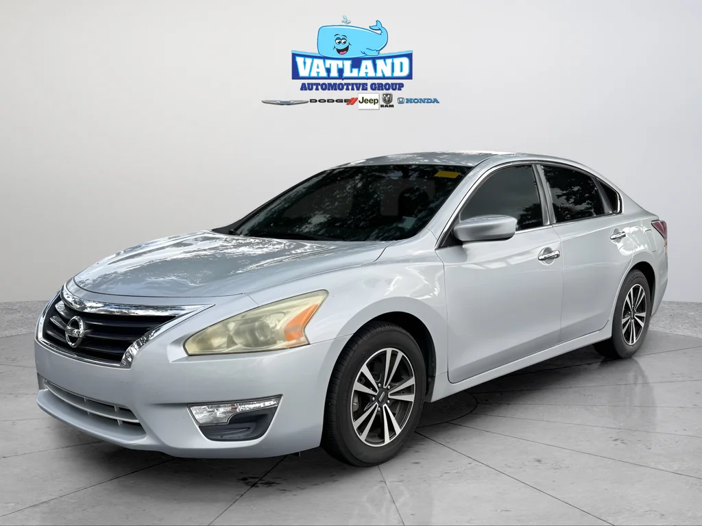 Used 2015 Brilliant Silver Nissan 2.5 S image 1