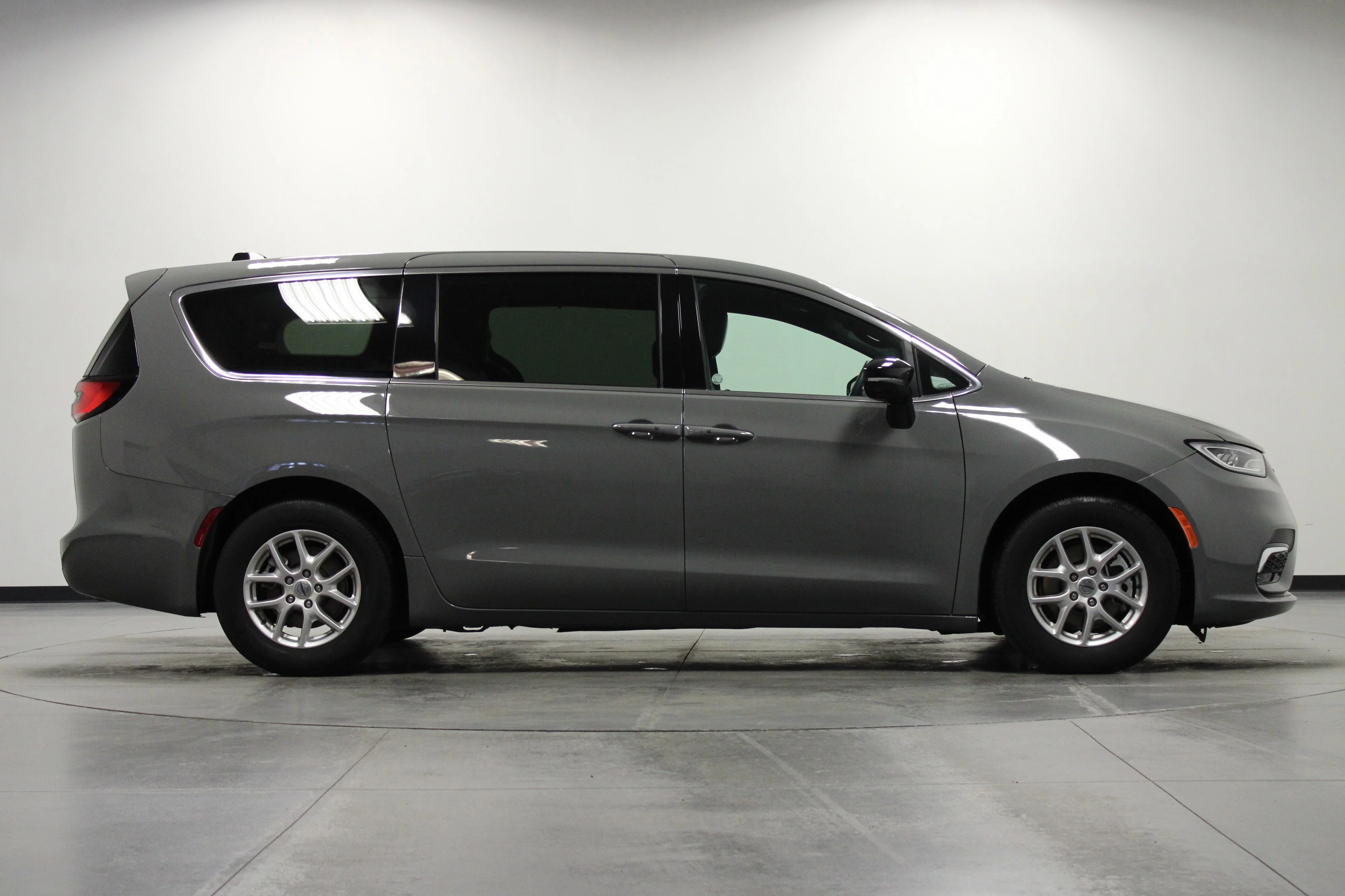 Used 2025 Ceramic Gray Clearcoat Chrysler Select image 3
