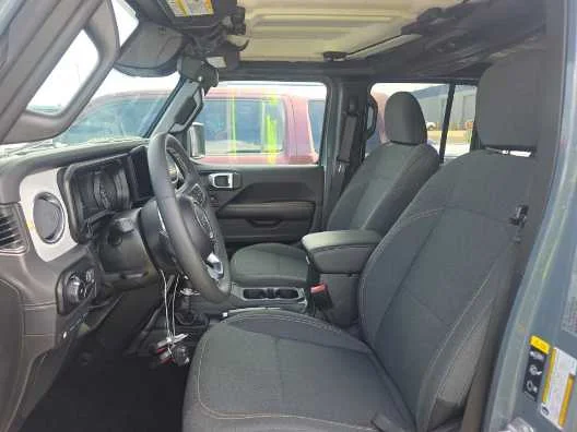 Used 2025 Anvil Clearcoat Jeep Sahara image 6