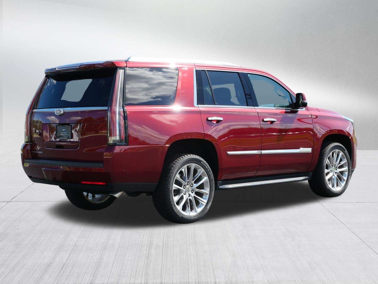 Used 2017 RED PASSION TINTCOAT Cadillac Luxury image 5