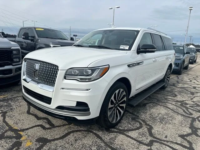 Used 2024 White Metallic Lincoln Reserve image 1