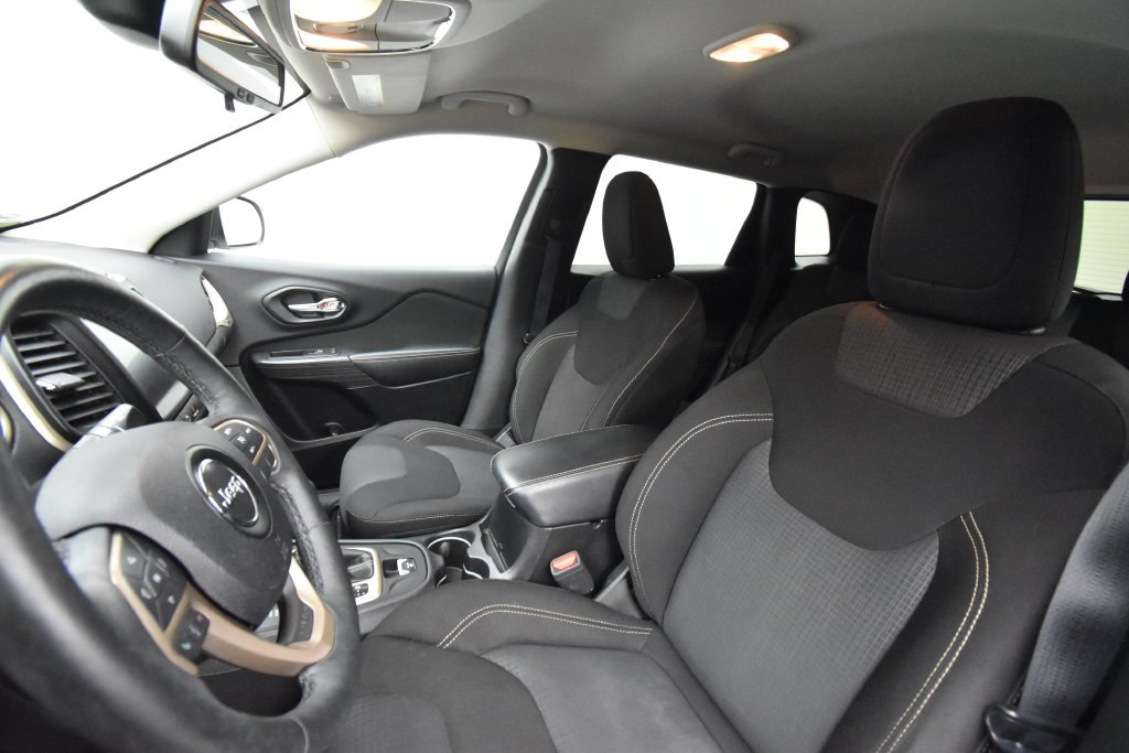 Used 2017 White Jeep Latitude image 8