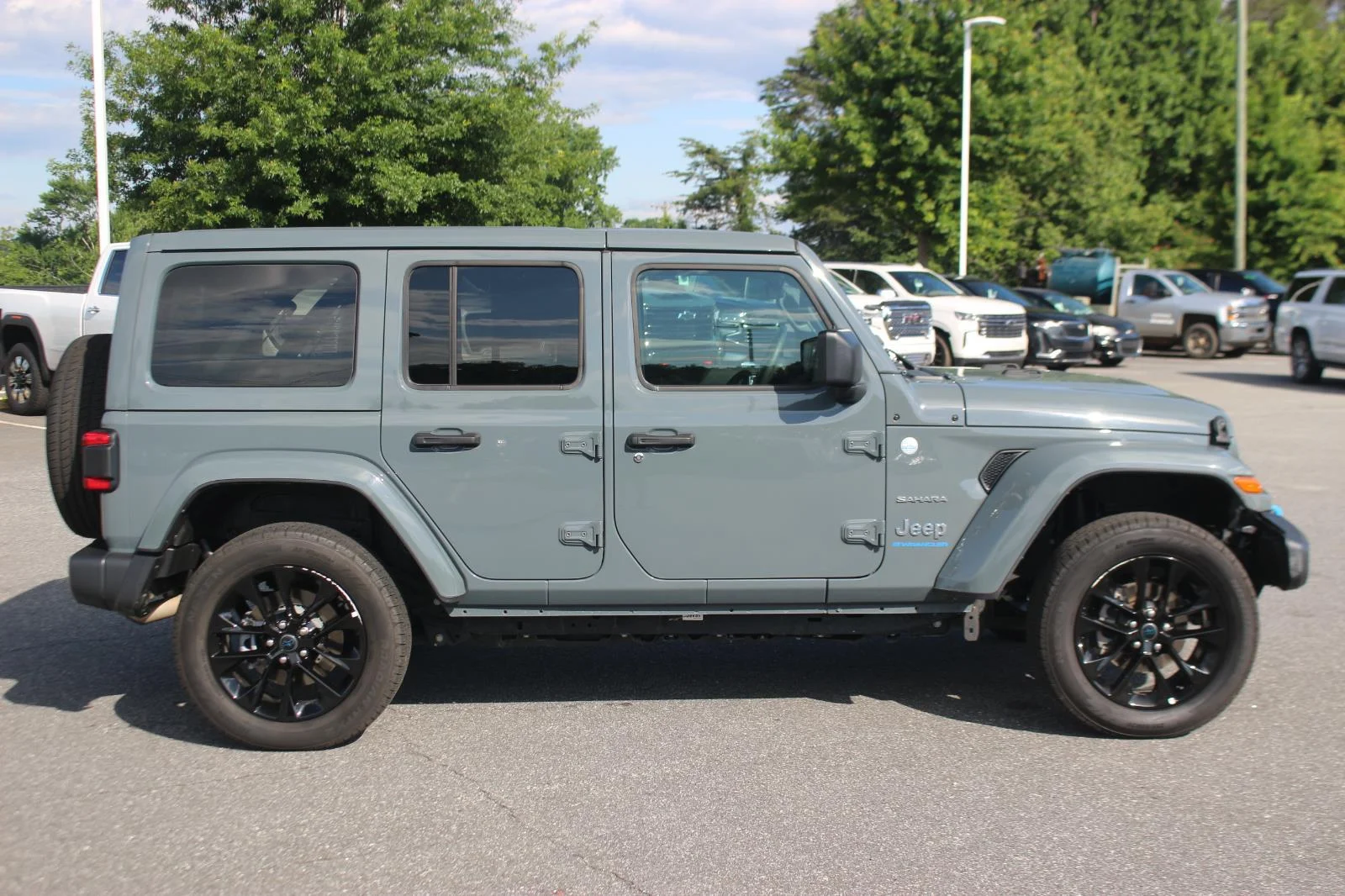 Used 2024 Grey Jeep Sahara image 8