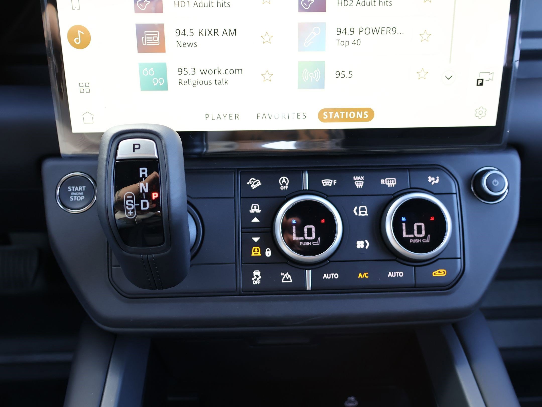 2026 Land Rover Defender X-Dynamic SE - Photo 14