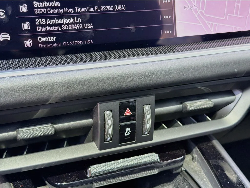 Used 2024  Porsche Base image 15