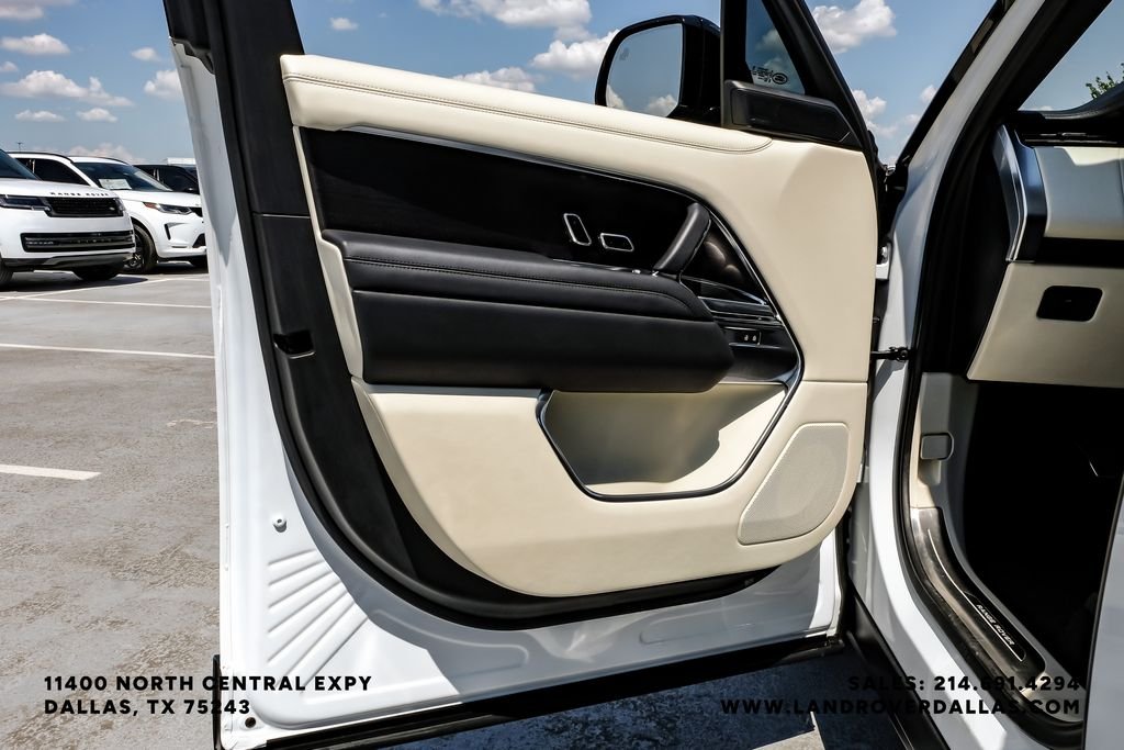 Used 2022 White Land Rover SE image 38