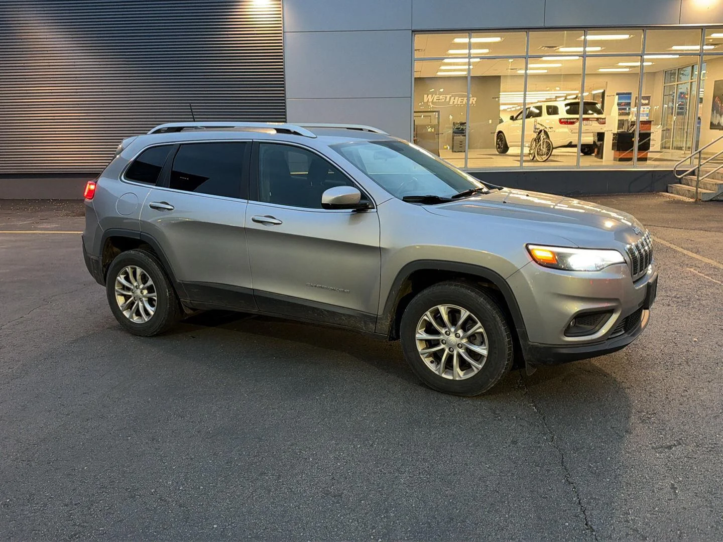 Used 2019 Billet Silver Metallic Clearcoat Jeep Latitude image 11