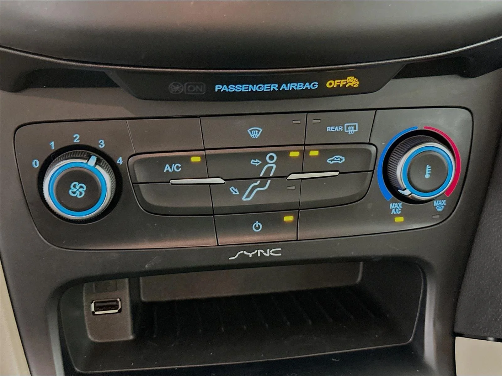 Used 2017  Ford SE image 9