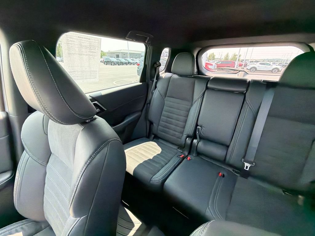 Used 2023  Mitsubishi SE Black Edition image 12