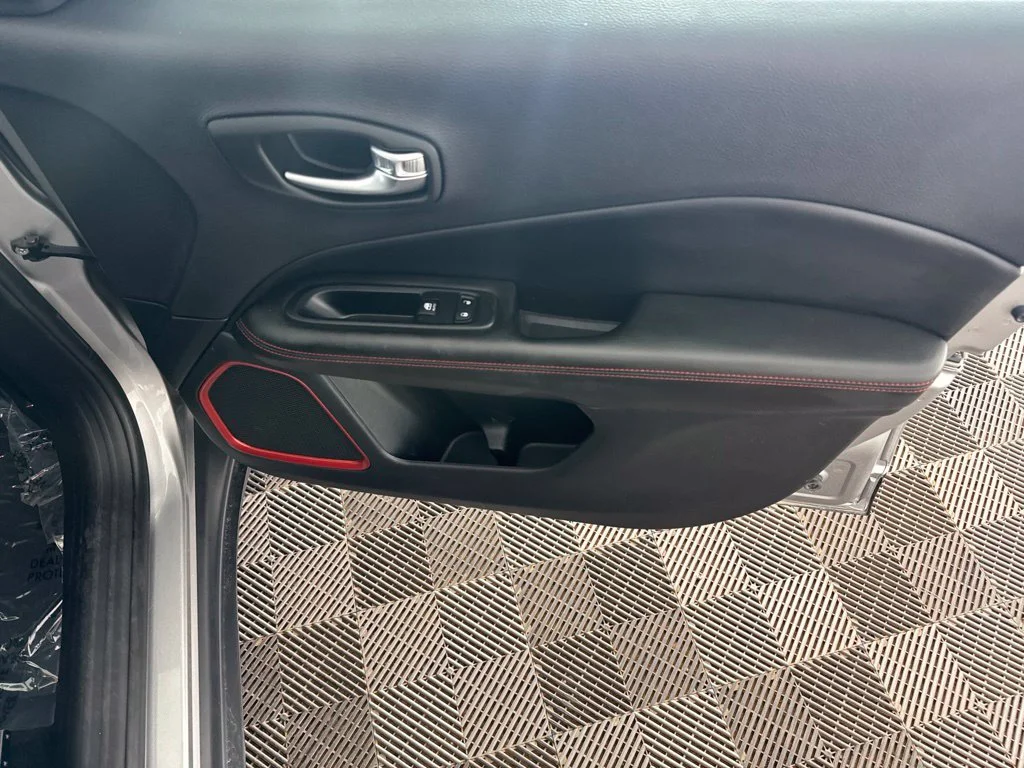 Used 2019 Silver Jeep Trailhawk image 21